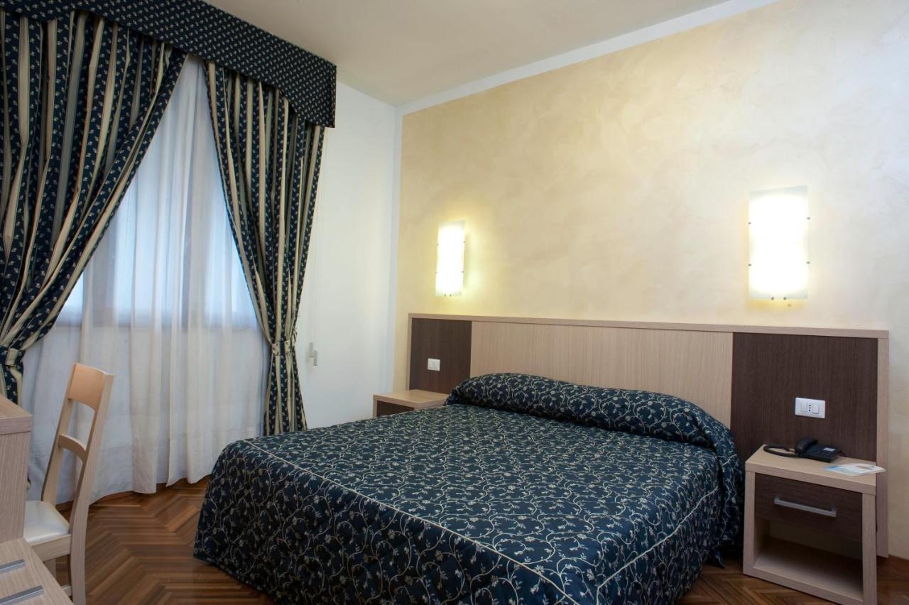 Hotel Astoria Fermo Buitenkant foto
